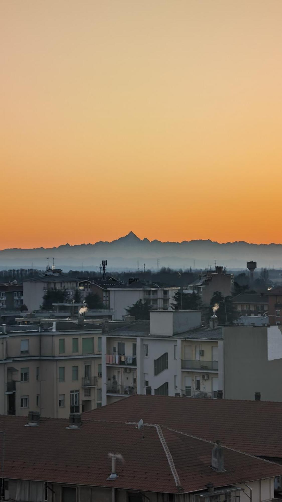 Ferienwohnung La Terrazza Del Re Vercelli Exterior foto